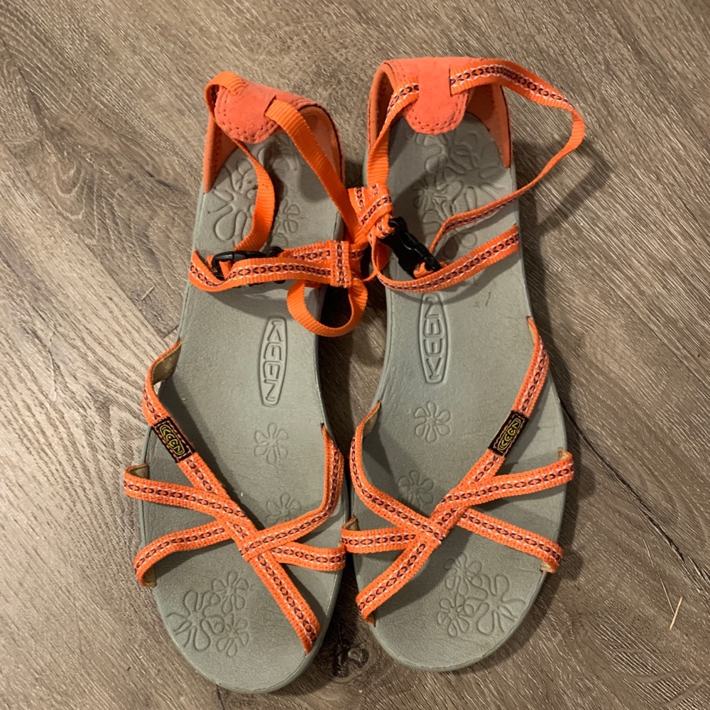Keen sandals in coral, purple and white print